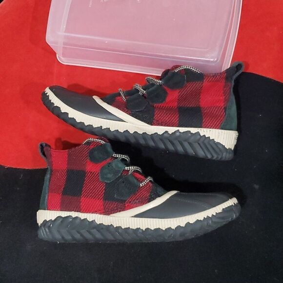 Sorel Out N About Buffalo Plaid Duck Boot in Red & Black Size 8 - Picture 7 of 13